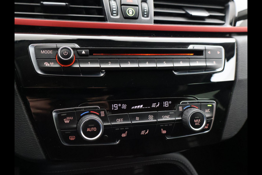 BMW X1 sDrive18i AUT. SPORTLINE + TREKHAAK | LED | SPORTSTOELEN | STOELVERWARMING | NAVIGATIE