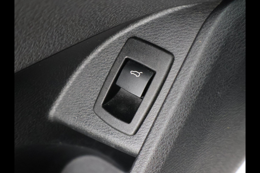 BMW X1 sDrive18i AUT. SPORTLINE + TREKHAAK | LED | SPORTSTOELEN | STOELVERWARMING | NAVIGATIE