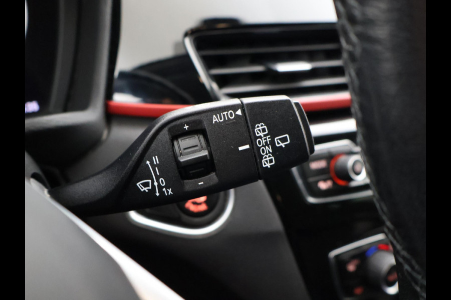 BMW X1 sDrive18i AUT. SPORTLINE + TREKHAAK | LED | SPORTSTOELEN | STOELVERWARMING | NAVIGATIE