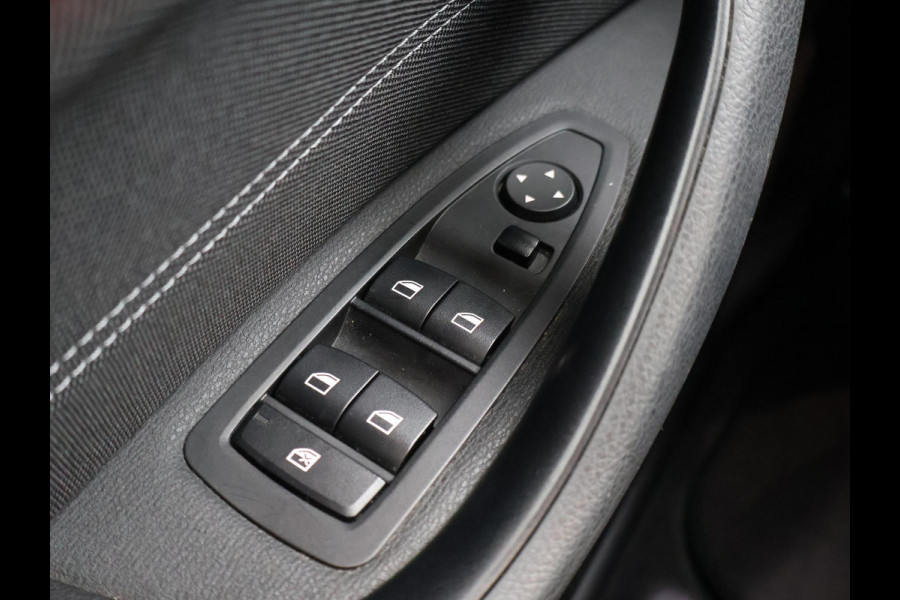 BMW X1 sDrive18i AUT. SPORTLINE + TREKHAAK | LED | SPORTSTOELEN | STOELVERWARMING | NAVIGATIE