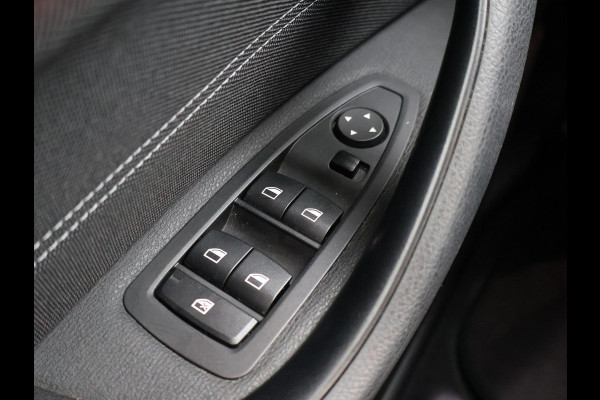 BMW X1 sDrive18i AUT. SPORTLINE + TREKHAAK | LED | SPORTSTOELEN | STOELVERWARMING | NAVIGATIE