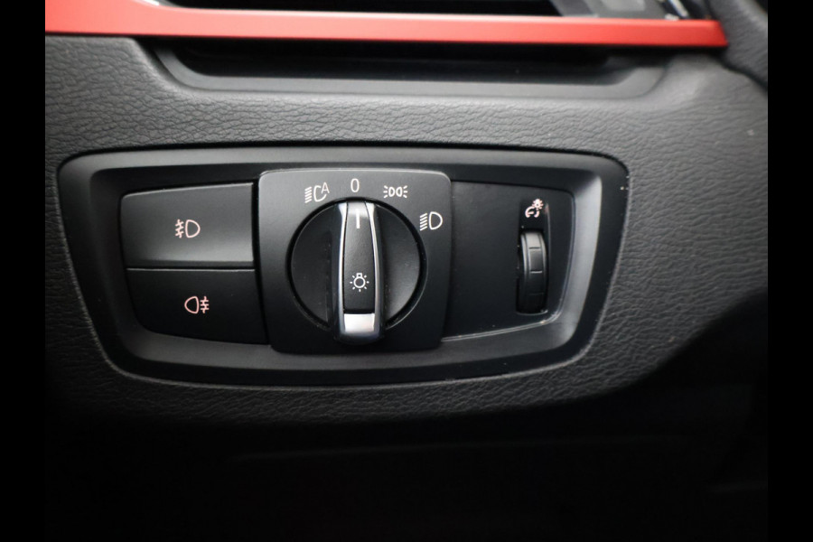 BMW X1 sDrive18i AUT. SPORTLINE + TREKHAAK | LED | SPORTSTOELEN | STOELVERWARMING | NAVIGATIE