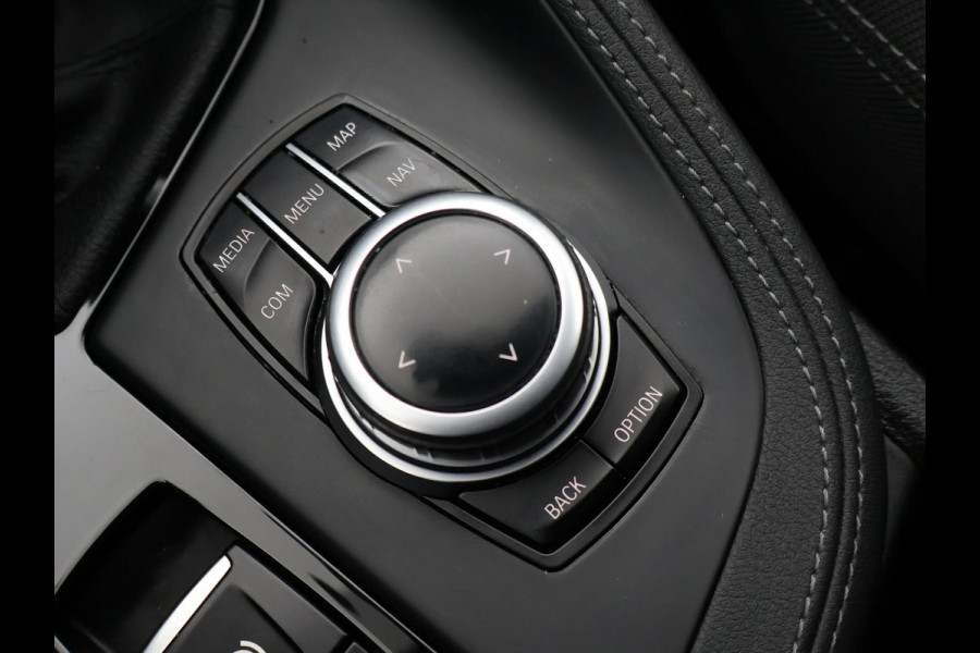 BMW X1 sDrive18i AUT. SPORTLINE + TREKHAAK | LED | SPORTSTOELEN | STOELVERWARMING | NAVIGATIE