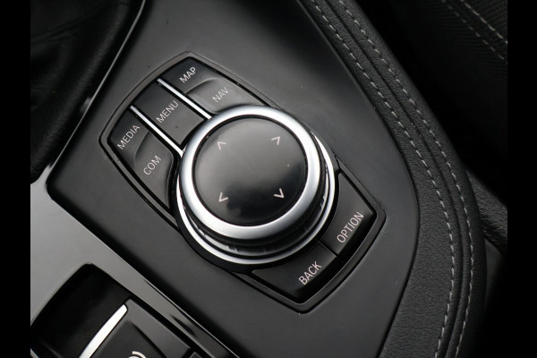 BMW X1 sDrive18i AUT. SPORTLINE + TREKHAAK | LED | SPORTSTOELEN | STOELVERWARMING | NAVIGATIE