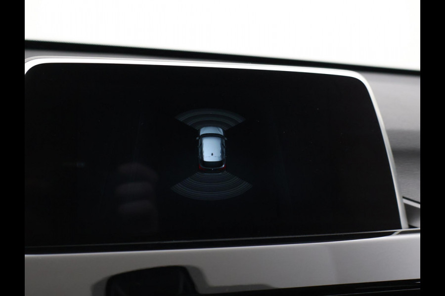 BMW X1 sDrive18i AUT. SPORTLINE + TREKHAAK | LED | SPORTSTOELEN | STOELVERWARMING | NAVIGATIE