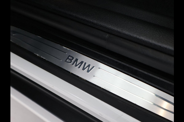 BMW X1 sDrive18i AUT. SPORTLINE + TREKHAAK | LED | SPORTSTOELEN | STOELVERWARMING | NAVIGATIE