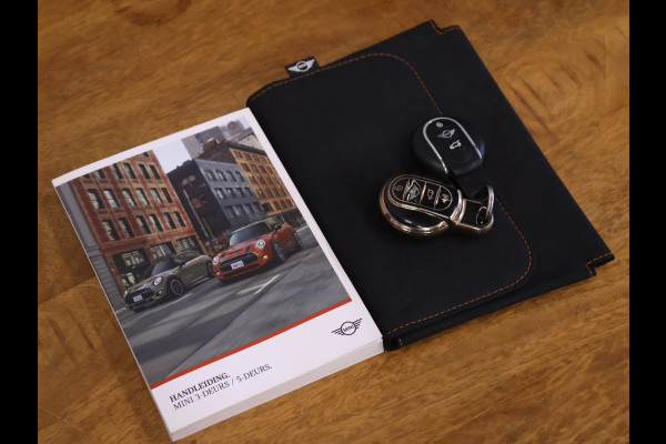 MINI Mini 1.5 Cooper 60 Years Edition [SCHUIFKANTELDAK, HARMAN/KARDON, APPLE CARPLAY, HEAD-UP, STOELVERWARMING, VOL LEDER, PDC V+A, CRUISE, CLIMATE, NIEUWSTAAT]