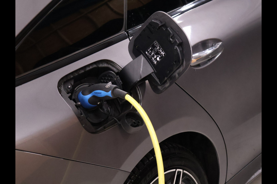 Mercedes-Benz CLA-Klasse Shooting Brake 250 e AMG Limited FULL OPTION [ADAPTIVE CRUISE, CAMERA, APPLE CARPLAY,  MEMORY SEATS, SCHUIFKANTELDAK, SFEERVERLICHTING, DIGITAL DASH, TREKHAAK, HALF LEDER, NAVIGATIE, NIEUWSTAAT]