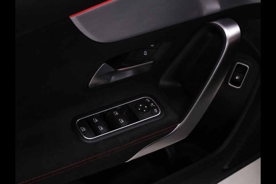 Mercedes-Benz A-Klasse 250 e Business Solution AMG Limited [SCHUIFKANTELDAK, APPLE CARPLAY, DIGITAL DASH, CAMERA, CRUISE, HALF LEDER, STOELVERWARMING, FLIPPERS, CLIMATE CONTROL, SFEERVERLICHTING, NAVIGATIE, NIEUWSTAAT]