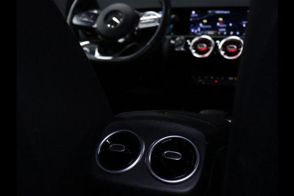 Mercedes-Benz A-Klasse 250 e Business Solution AMG Limited [SCHUIFKANTELDAK, APPLE CARPLAY, DIGITAL DASH, CAMERA, CRUISE, HALF LEDER, STOELVERWARMING, FLIPPERS, CLIMATE CONTROL, SFEERVERLICHTING, NAVIGATIE, NIEUWSTAAT]