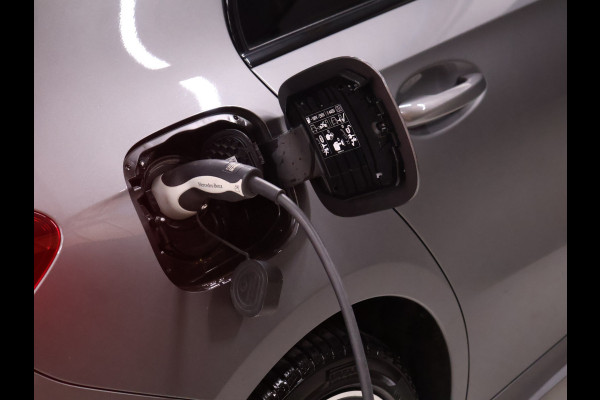 Mercedes-Benz A-Klasse 250 e Business Solution AMG Limited [SCHUIFKANTELDAK, APPLE CARPLAY, DIGITAL DASH, CAMERA, CRUISE, HALF LEDER, STOELVERWARMING, FLIPPERS, CLIMATE CONTROL, SFEERVERLICHTING, NAVIGATIE, NIEUWSTAAT]