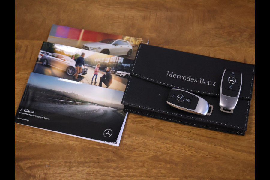 Mercedes-Benz A-Klasse 250 e Business Solution AMG Limited [SCHUIFKANTELDAK, APPLE CARPLAY, DIGITAL DASH, CAMERA, CRUISE, HALF LEDER, STOELVERWARMING, FLIPPERS, CLIMATE CONTROL, SFEERVERLICHTING, NAVIGATIE, NIEUWSTAAT]
