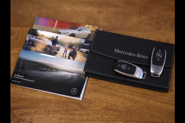 Mercedes-Benz A-Klasse 250 e Business Solution AMG Limited [SCHUIFKANTELDAK, APPLE CARPLAY, DIGITAL DASH, CAMERA, CRUISE, HALF LEDER, STOELVERWARMING, FLIPPERS, CLIMATE CONTROL, SFEERVERLICHTING, NAVIGATIE, NIEUWSTAAT]