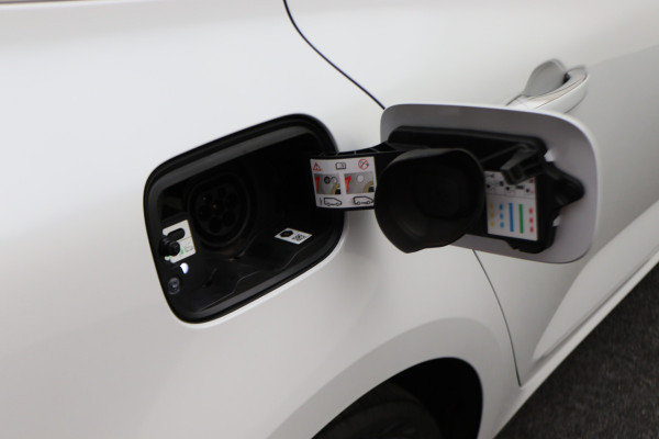 Renault Mégane Estate 1.6 E-Tech Plug-In Hybrid 160 R.S. Line Leer, Schuif-/Kanteldak, Apple Carplay, BOSE, Trekhaak, Camera