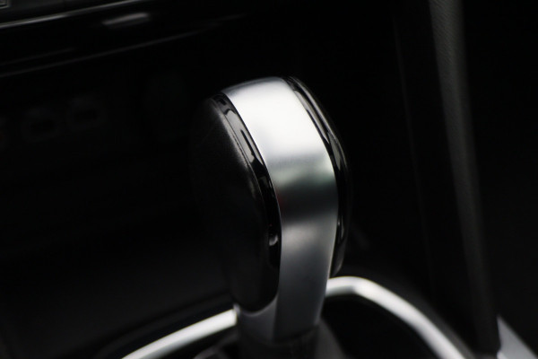 Renault Mégane Estate 1.6 E-Tech Plug-In Hybrid 160 R.S. Line Leer, Schuif-/Kanteldak, Apple Carplay, BOSE, Trekhaak, Camera