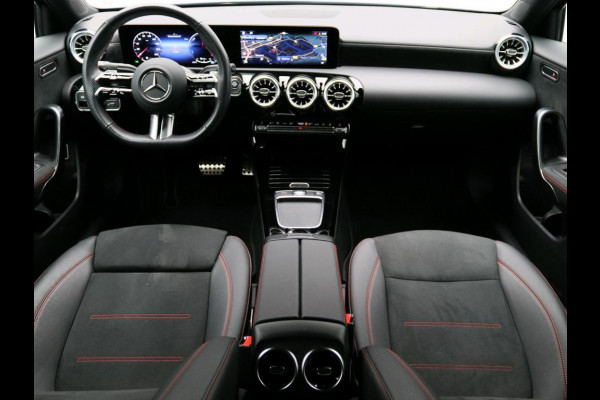 Mercedes-Benz A-Klasse 250 e AMG Plug-In Hybride AMG Line | Night Pakket | Trekhaak | Sfeerverlichting  | Achteruitrijcamera | Stuur en Stoelverwarming. Inclusief 24 maanden MB Certified garantie voor Europa.