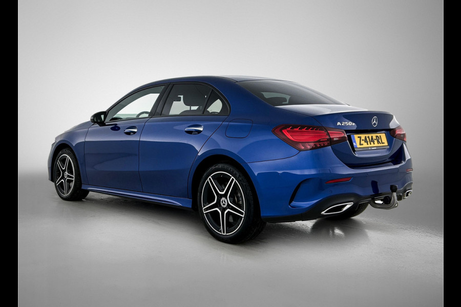 Mercedes-Benz A-Klasse 250 e AMG Plug-In Hybride AMG Line | Night Pakket | Trekhaak | Sfeerverlichting  | Achteruitrijcamera | Stuur en Stoelverwarming. Inclusief 24 maanden MB Certified garantie voor Europa.