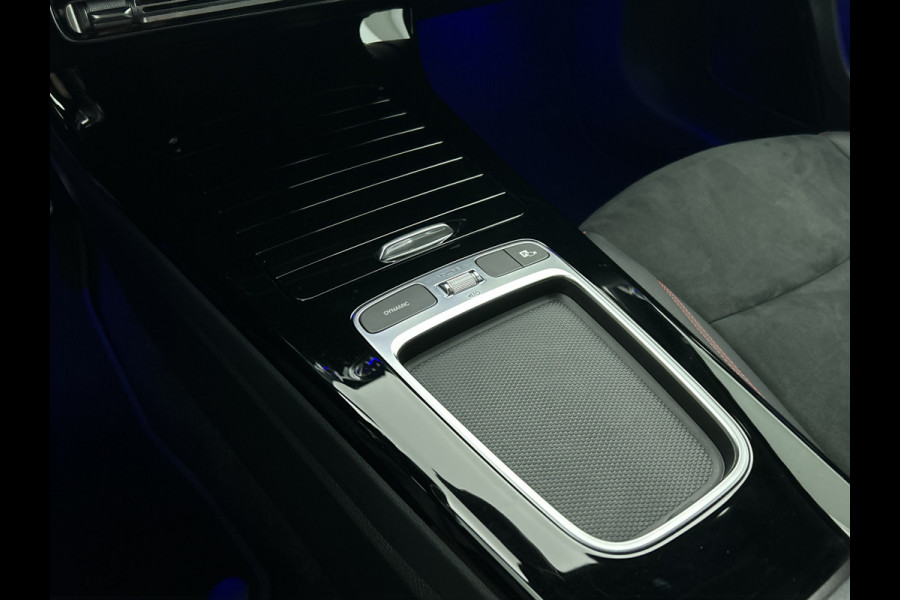 Mercedes-Benz A-Klasse 250 e AMG Plug-In Hybride AMG Line | Night Pakket | Trekhaak | Sfeerverlichting  | Achteruitrijcamera | Stuur en Stoelverwarming. Inclusief 24 maanden MB Certified garantie voor Europa.