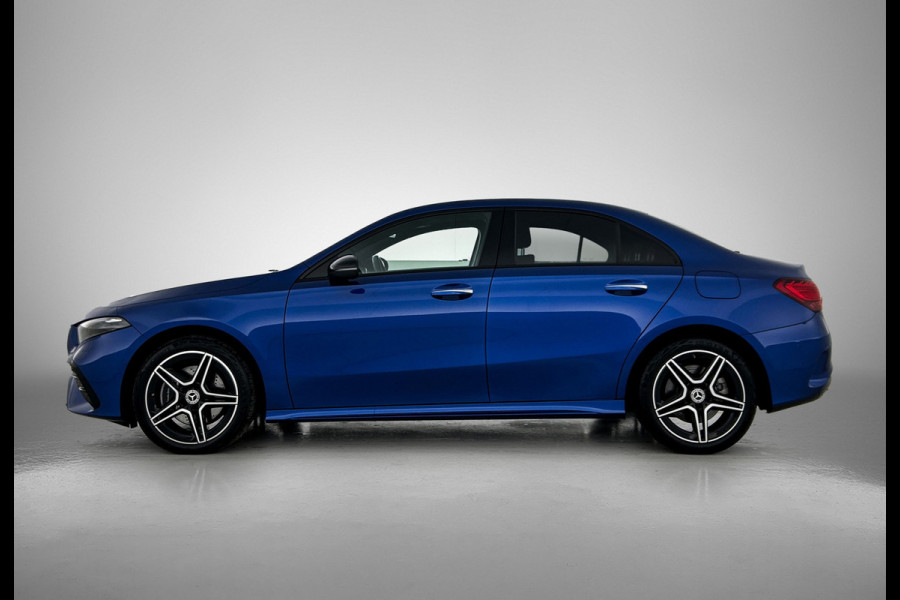 Mercedes-Benz A-Klasse 250 e AMG Plug-In Hybride AMG Line | Night Pakket | Trekhaak | Sfeerverlichting  | Achteruitrijcamera | Stuur en Stoelverwarming. Inclusief 24 maanden MB Certified garantie voor Europa.
