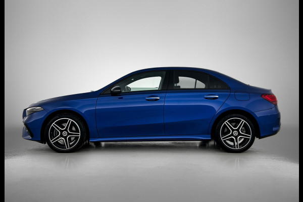 Mercedes-Benz A-Klasse 250 e AMG Plug-In Hybride AMG Line | Night Pakket | Trekhaak | Sfeerverlichting  | Achteruitrijcamera | Stuur en Stoelverwarming. Inclusief 24 maanden MB Certified garantie voor Europa.
