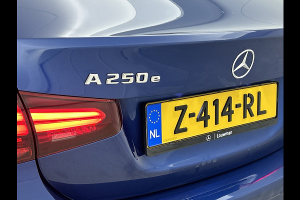 Mercedes-Benz A-Klasse 250 e AMG Plug-In Hybride AMG Line | Night Pakket | Trekhaak | Sfeerverlichting  | Achteruitrijcamera | Stuur en Stoelverwarming. Inclusief 24 maanden MB Certified garantie voor Europa.