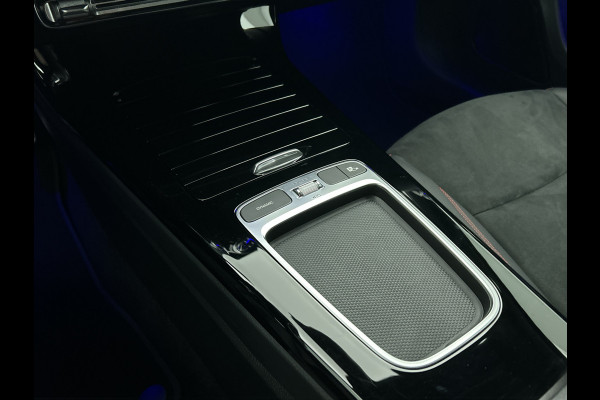 Mercedes-Benz A-Klasse 250 e AMG Plug-In Hybride AMG Line | Night Pakket | Trekhaak | Sfeerverlichting  | Achteruitrijcamera | Stuur en Stoelverwarming. Inclusief 24 maanden MB Certified garantie voor Europa.