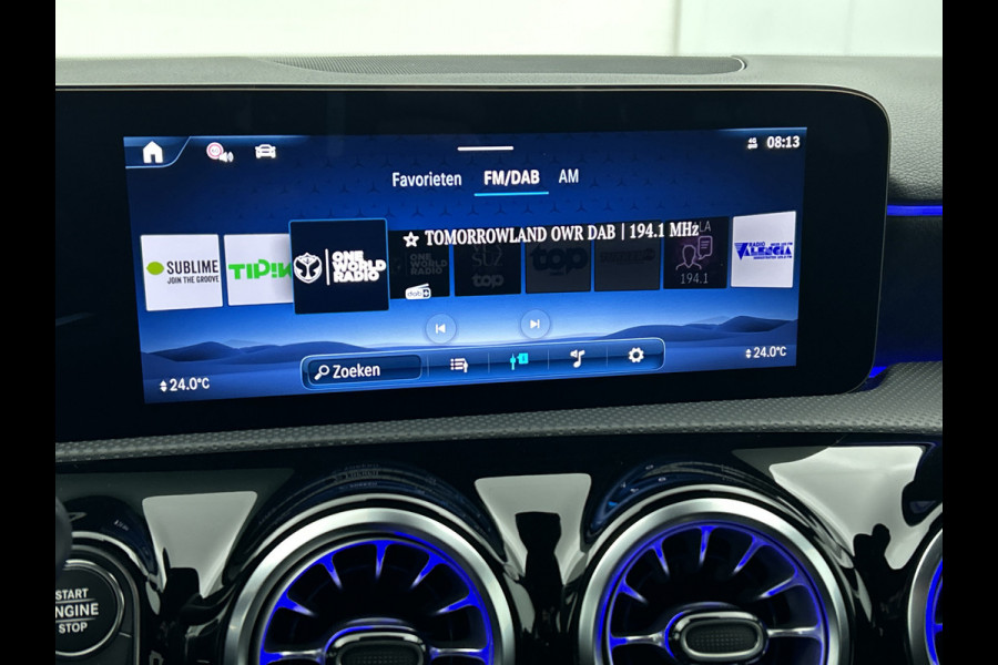 Mercedes-Benz A-Klasse 250 e AMG Plug-In Hybride AMG Line | Night Pakket | Trekhaak | Sfeerverlichting  | Achteruitrijcamera | Stuur en Stoelverwarming. Inclusief 24 maanden MB Certified garantie voor Europa.