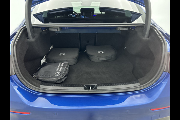 Mercedes-Benz A-Klasse 250 e AMG Plug-In Hybride AMG Line | Night Pakket | Trekhaak | Sfeerverlichting  | Achteruitrijcamera | Stuur en Stoelverwarming. Inclusief 24 maanden MB Certified garantie voor Europa.