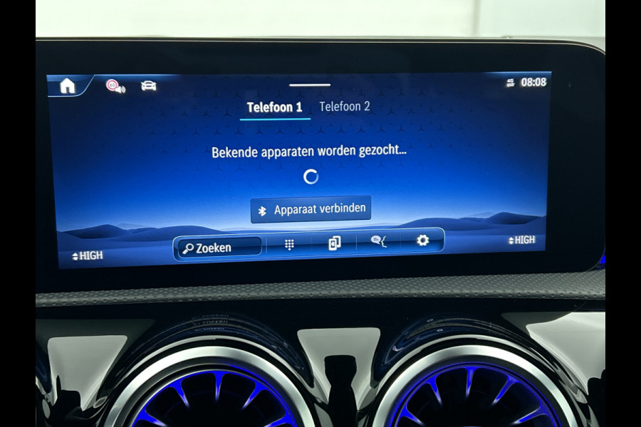 Mercedes-Benz A-Klasse 250 e AMG Plug-In Hybride AMG Line | Night Pakket | Trekhaak | Sfeerverlichting  | Achteruitrijcamera | Stuur en Stoelverwarming. Inclusief 24 maanden MB Certified garantie voor Europa.