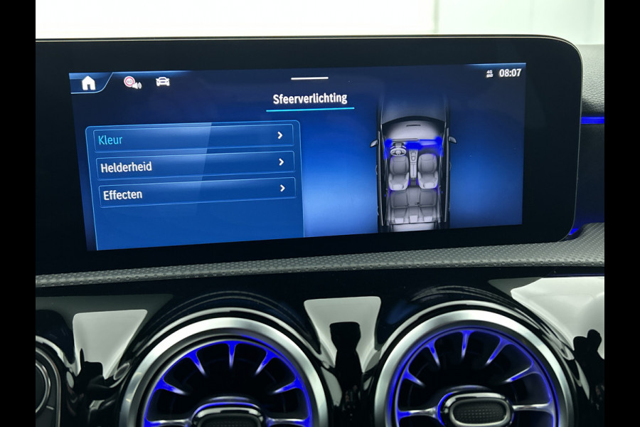 Mercedes-Benz A-Klasse 250 e AMG Plug-In Hybride AMG Line | Night Pakket | Trekhaak | Sfeerverlichting  | Achteruitrijcamera | Stuur en Stoelverwarming. Inclusief 24 maanden MB Certified garantie voor Europa.