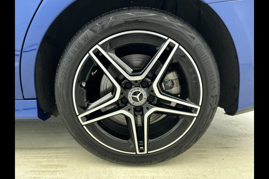 Mercedes-Benz A-Klasse 250 e AMG Plug-In Hybride AMG Line | Night Pakket | Trekhaak | Sfeerverlichting  | Achteruitrijcamera | Stuur en Stoelverwarming. Inclusief 24 maanden MB Certified garantie voor Europa.