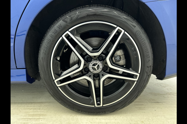 Mercedes-Benz A-Klasse 250 e AMG Plug-In Hybride AMG Line | Night Pakket | Trekhaak | Sfeerverlichting  | Achteruitrijcamera | Stuur en Stoelverwarming. Inclusief 24 maanden MB Certified garantie voor Europa.