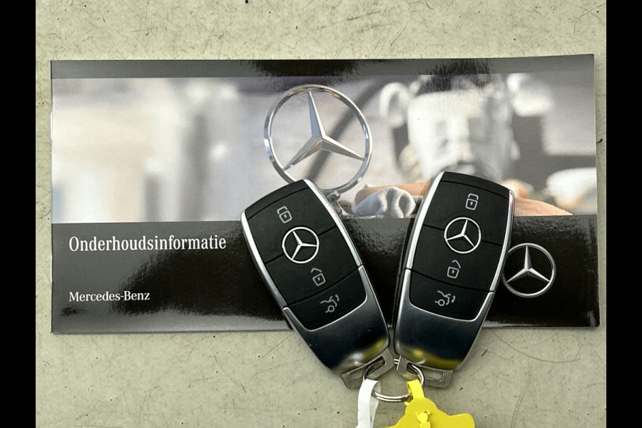 Mercedes-Benz A-Klasse 250 e AMG Plug-In Hybride AMG Line | Night Pakket | Trekhaak | Sfeerverlichting  | Achteruitrijcamera | Stuur en Stoelverwarming. Inclusief 24 maanden MB Certified garantie voor Europa.