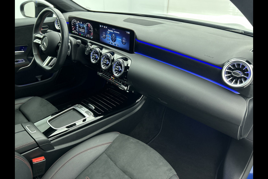 Mercedes-Benz A-Klasse 250 e AMG Plug-In Hybride AMG Line | Night Pakket | Trekhaak | Sfeerverlichting  | Achteruitrijcamera | Stuur en Stoelverwarming. Inclusief 24 maanden MB Certified garantie voor Europa.