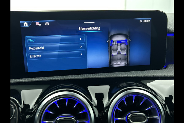 Mercedes-Benz A-Klasse 250 e AMG Plug-In Hybride AMG Line | Night Pakket | Trekhaak | Sfeerverlichting  | Achteruitrijcamera | Stuur en Stoelverwarming. Inclusief 24 maanden MB Certified garantie voor Europa.