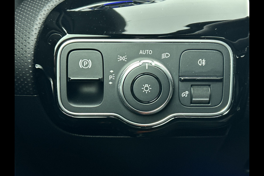 Mercedes-Benz A-Klasse 250 e AMG Plug-In Hybride AMG Line | Night Pakket | Trekhaak | Sfeerverlichting  | Achteruitrijcamera | Stuur en Stoelverwarming. Inclusief 24 maanden MB Certified garantie voor Europa.