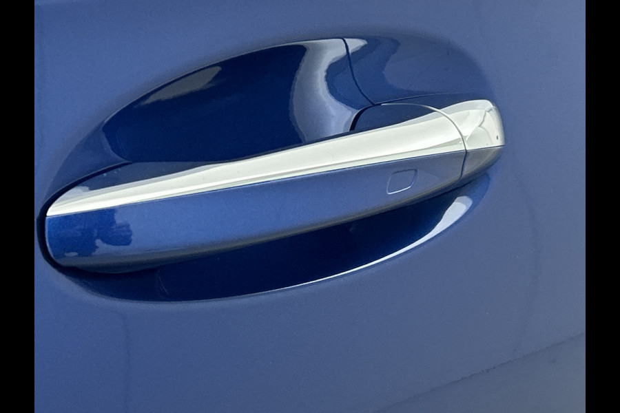 Mercedes-Benz A-Klasse 250 e AMG Plug-In Hybride AMG Line | Night Pakket | Trekhaak | Sfeerverlichting  | Achteruitrijcamera | Stuur en Stoelverwarming. Inclusief 24 maanden MB Certified garantie voor Europa.