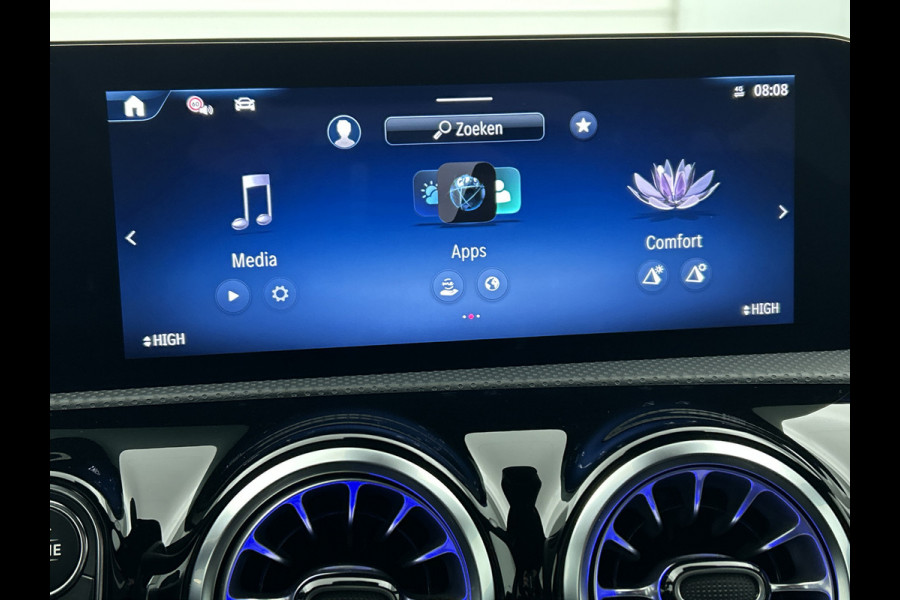 Mercedes-Benz A-Klasse 250 e AMG Plug-In Hybride AMG Line | Night Pakket | Trekhaak | Sfeerverlichting  | Achteruitrijcamera | Stuur en Stoelverwarming. Inclusief 24 maanden MB Certified garantie voor Europa.