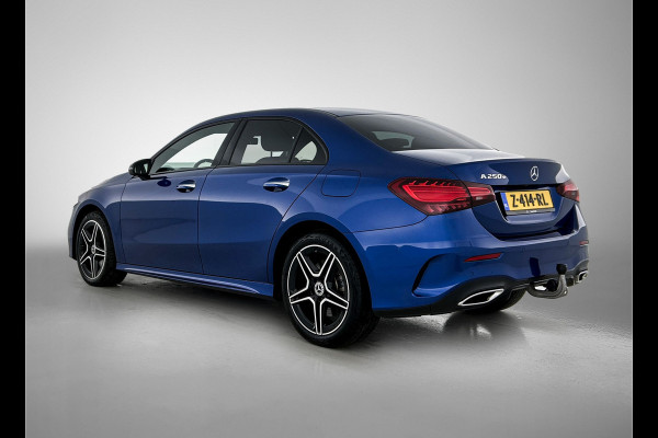 Mercedes-Benz A-Klasse 250 e AMG Plug-In Hybride AMG Line | Night Pakket | Trekhaak | Sfeerverlichting  | Achteruitrijcamera | Stuur en Stoelverwarming. Inclusief 24 maanden MB Certified garantie voor Europa.