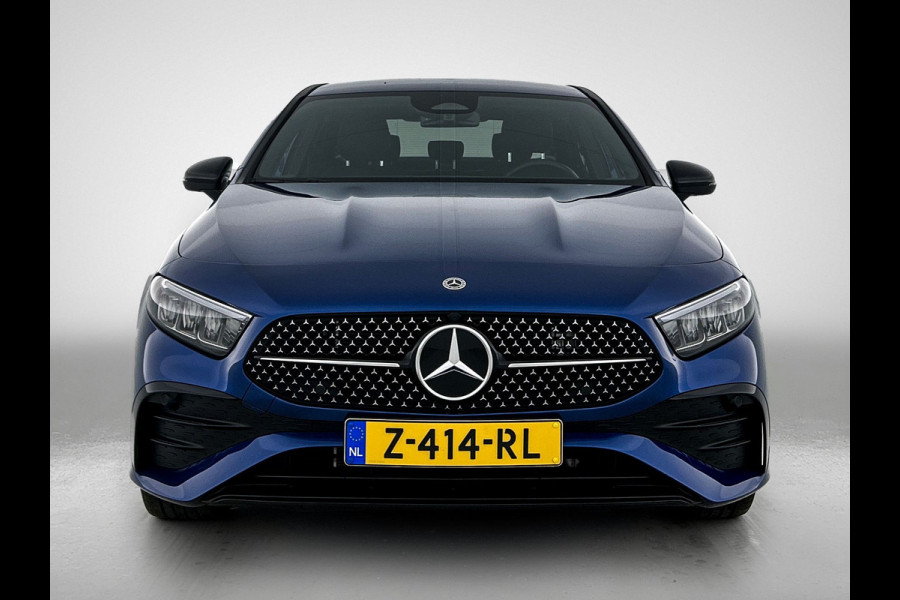 Mercedes-Benz A-Klasse 250 e AMG Plug-In Hybride AMG Line | Night Pakket | Trekhaak | Sfeerverlichting  | Achteruitrijcamera | Stuur en Stoelverwarming. Inclusief 24 maanden MB Certified garantie voor Europa.