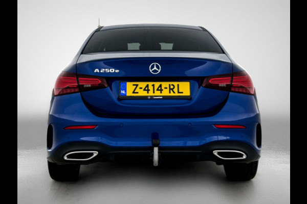 Mercedes-Benz A-Klasse 250 e AMG Plug-In Hybride AMG Line | Night Pakket | Trekhaak | Sfeerverlichting  | Achteruitrijcamera | Stuur en Stoelverwarming. Inclusief 24 maanden MB Certified garantie voor Europa.