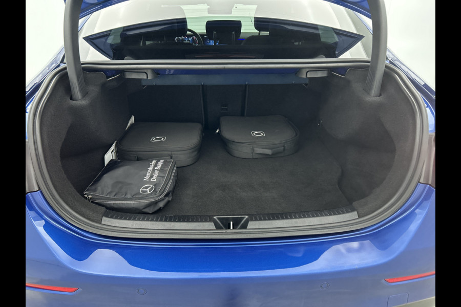 Mercedes-Benz A-Klasse 250 e AMG Plug-In Hybride AMG Line | Night Pakket | Trekhaak | Sfeerverlichting  | Achteruitrijcamera | Stuur en Stoelverwarming. Inclusief 24 maanden MB Certified garantie voor Europa.