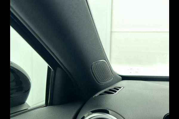 Mercedes-Benz A-Klasse 250 e AMG Plug-In Hybride AMG Line | Night Pakket | Trekhaak | Sfeerverlichting  | Achteruitrijcamera | Stuur en Stoelverwarming. Inclusief 24 maanden MB Certified garantie voor Europa.