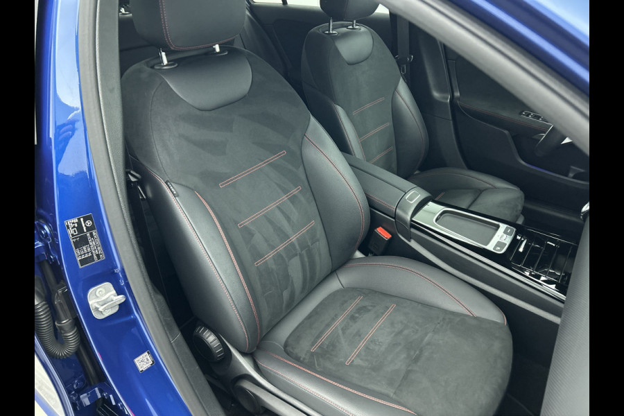 Mercedes-Benz A-Klasse 250 e AMG Plug-In Hybride AMG Line | Night Pakket | Trekhaak | Sfeerverlichting  | Achteruitrijcamera | Stuur en Stoelverwarming. Inclusief 24 maanden MB Certified garantie voor Europa.