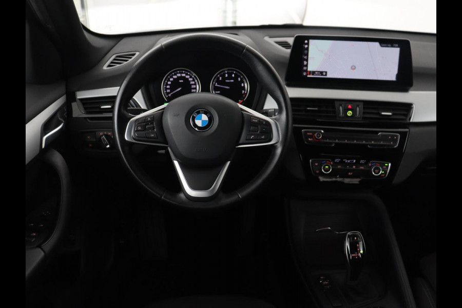 BMW X1 sDrive20i Executive | Sportstoelen | Head-Up | Full LED | Navigatie | DAB | Climate control | Parkeerhulp | Cruise control | Bluetooth
