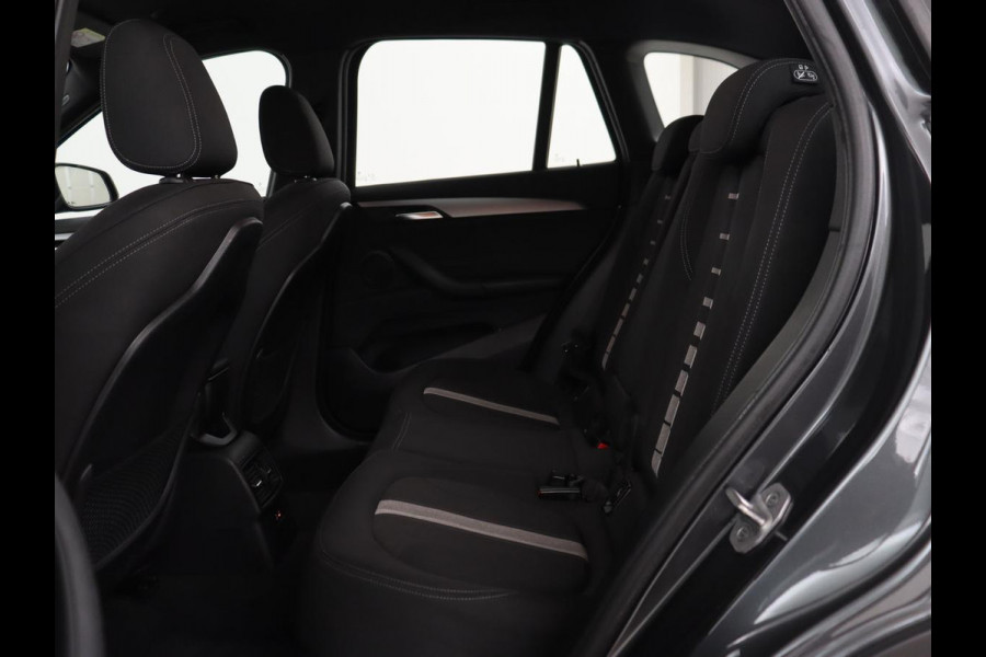 BMW X1 sDrive20i Executive | Sportstoelen | Head-Up | Full LED | Navigatie | DAB | Climate control | Parkeerhulp | Cruise control | Bluetooth