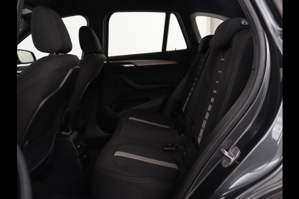 BMW X1 sDrive20i Executive | Sportstoelen | Head-Up | Full LED | Navigatie | DAB | Climate control | Parkeerhulp | Cruise control | Bluetooth