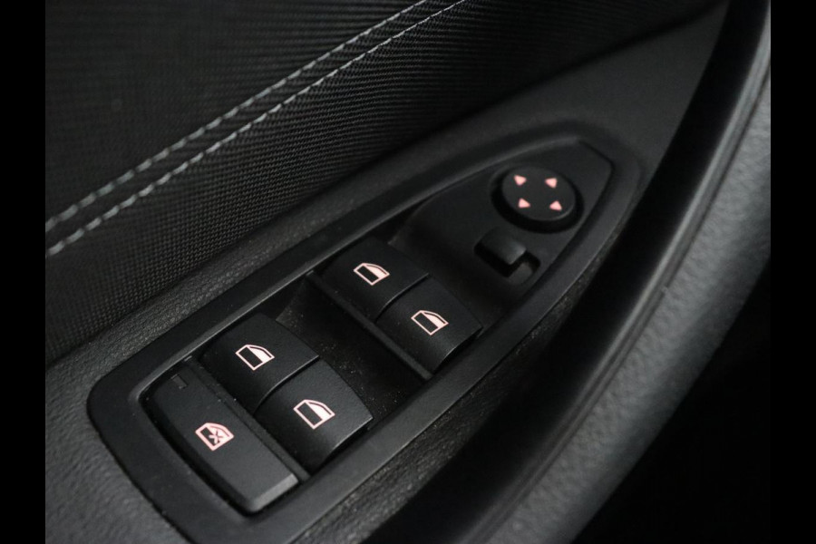 BMW X1 sDrive20i Executive | Sportstoelen | Head-Up | Full LED | Navigatie | DAB | Climate control | Parkeerhulp | Cruise control | Bluetooth