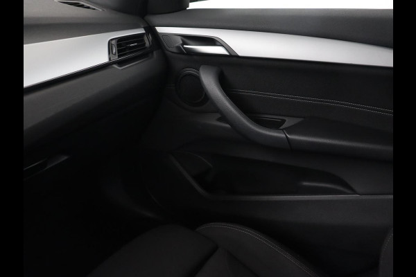 BMW X1 sDrive20i Executive | Sportstoelen | Head-Up | Full LED | Navigatie | DAB | Climate control | Parkeerhulp | Cruise control | Bluetooth