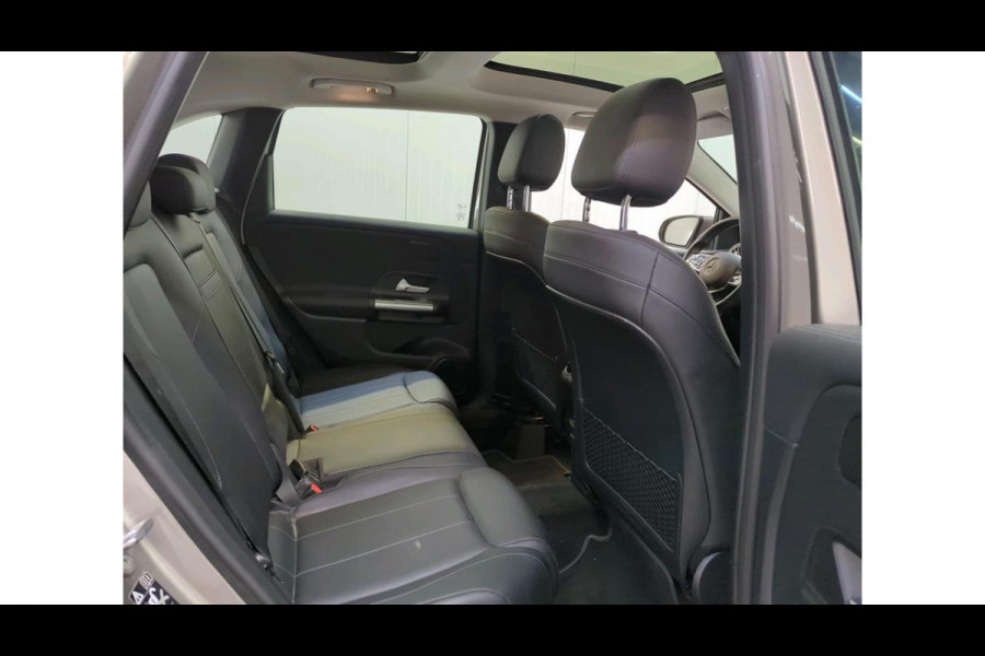 Mercedes-Benz B-Klasse 200 Business Solution Luxury NL AUTO | WIDESCREEN | PANO | CAMERA | TREKHAAK